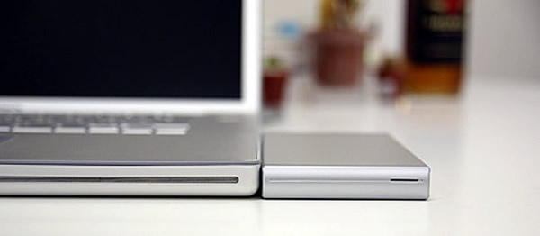 写真右：外付HD用ケース デザインもシンプルで、FW800×2ポート、USBポート×1付きで気に入っている。色もMacBook Proと良く合う。